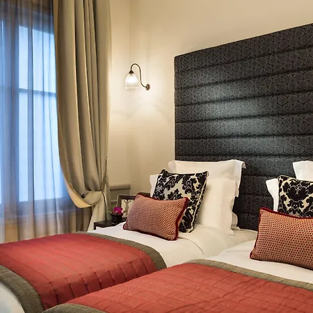 La Clef Tour Eiffel By The Crest Collection Hotel Parigi