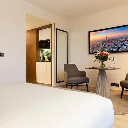 La Clef Tour Eiffel By The Crest Collection Hotel Parigi