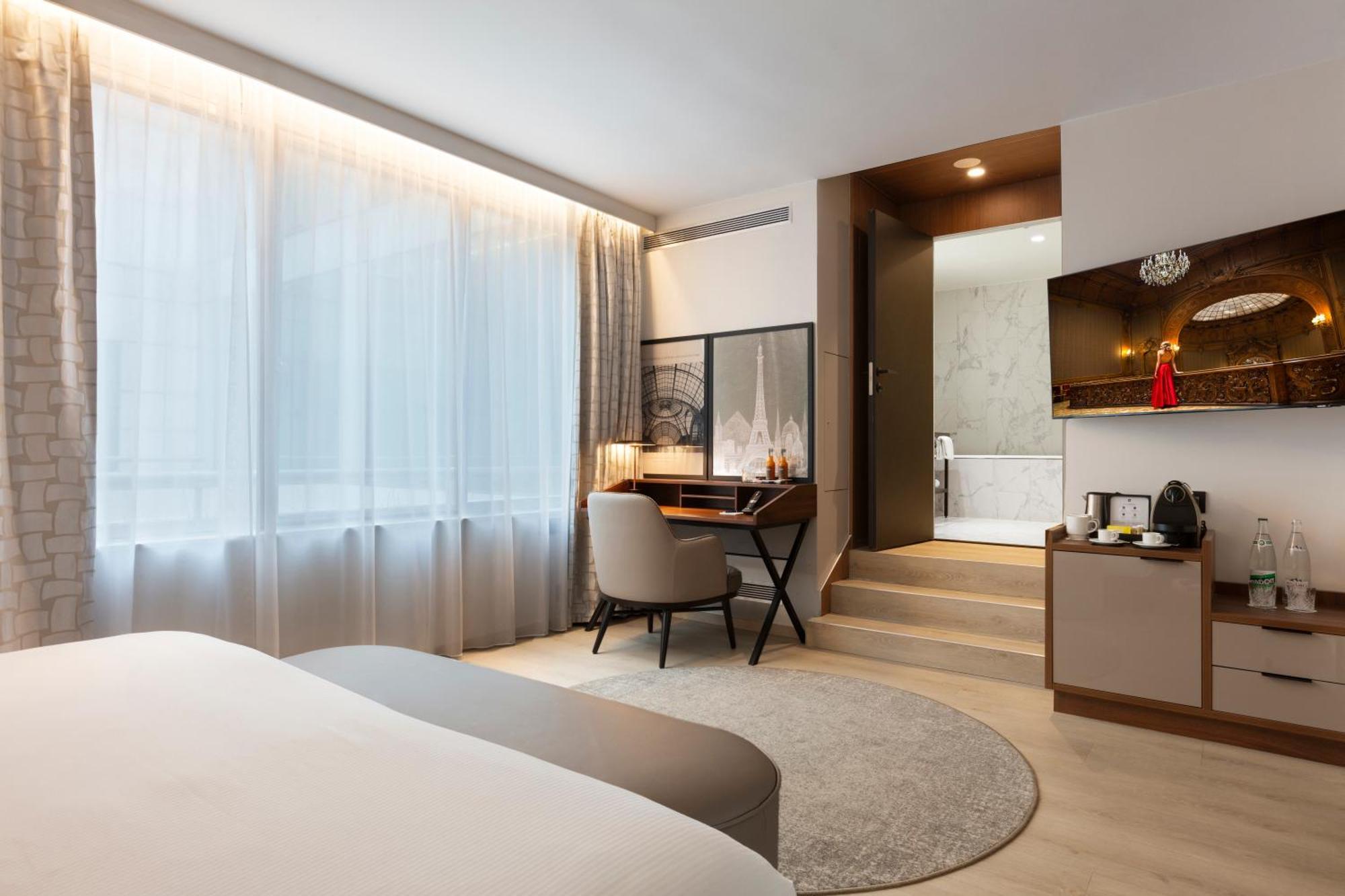 La Clef Tour Eiffel By The Crest Collection