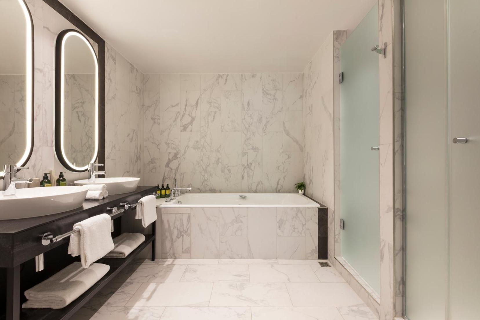 La Clef Tour Eiffel By The Crest Collection Hotel